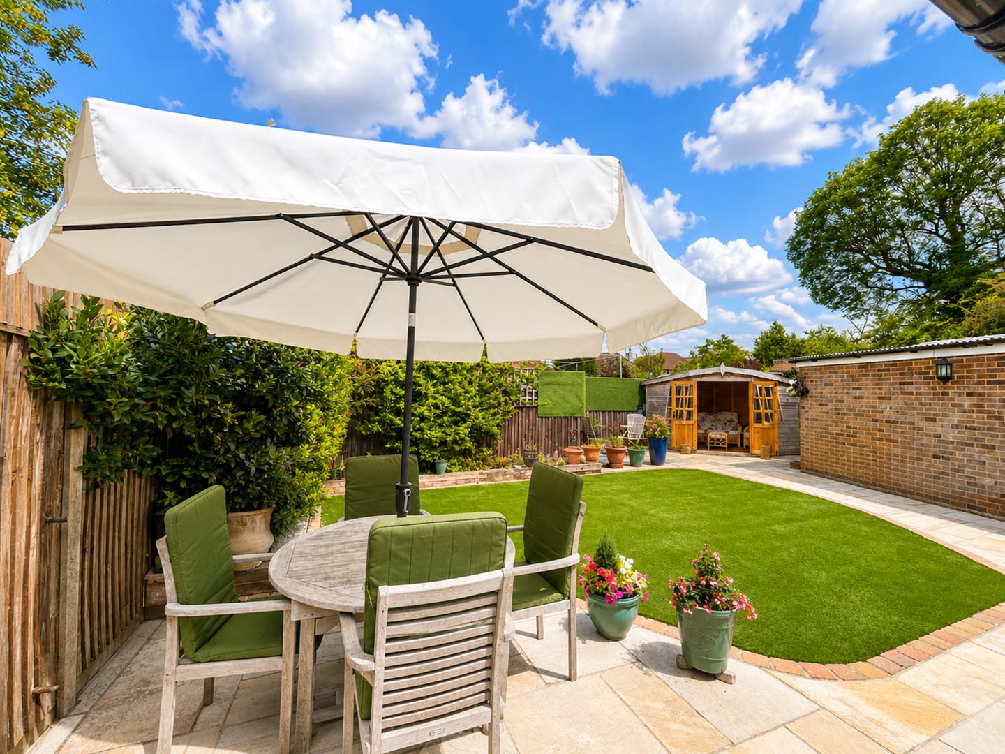 2 bed property in Farm Close, Sutton